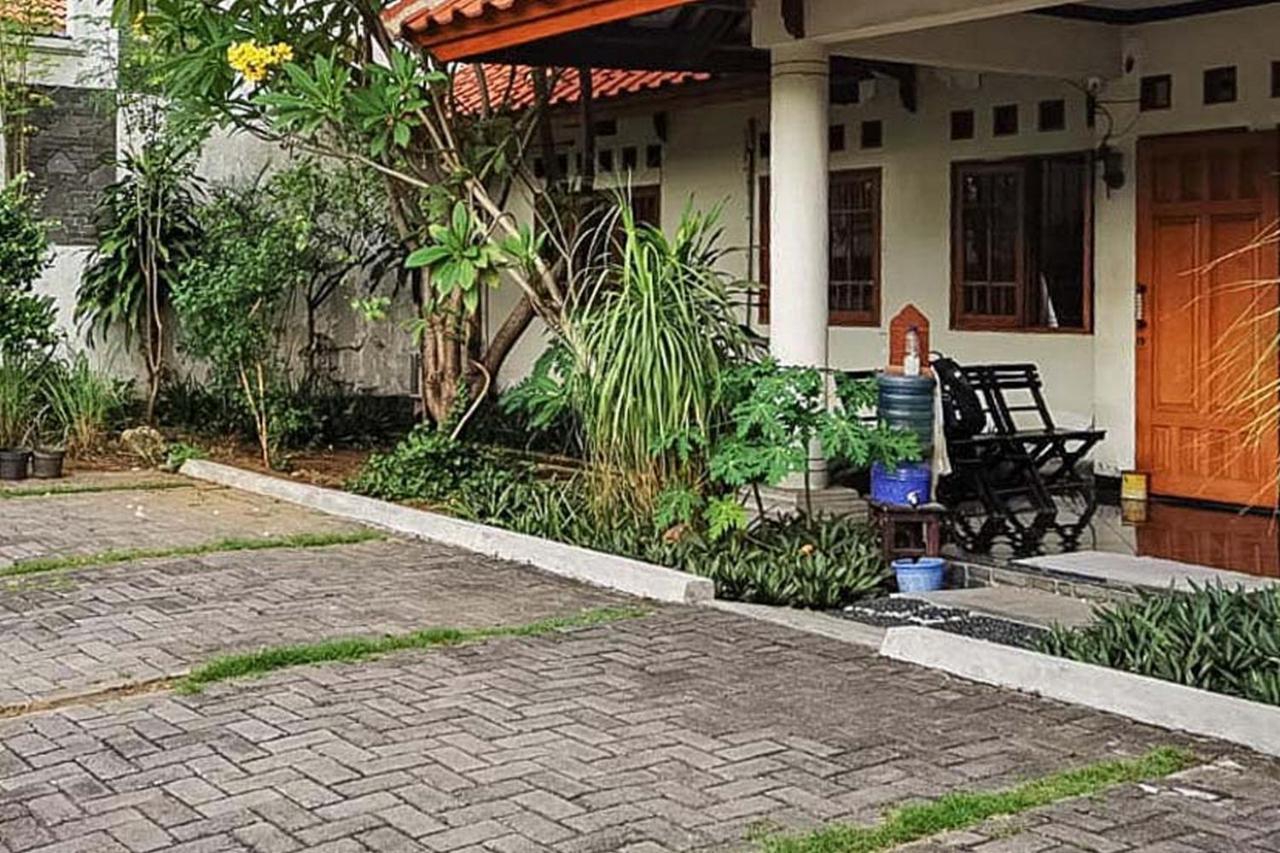 Santo Guest House Tropodo Brebek Exterior photo