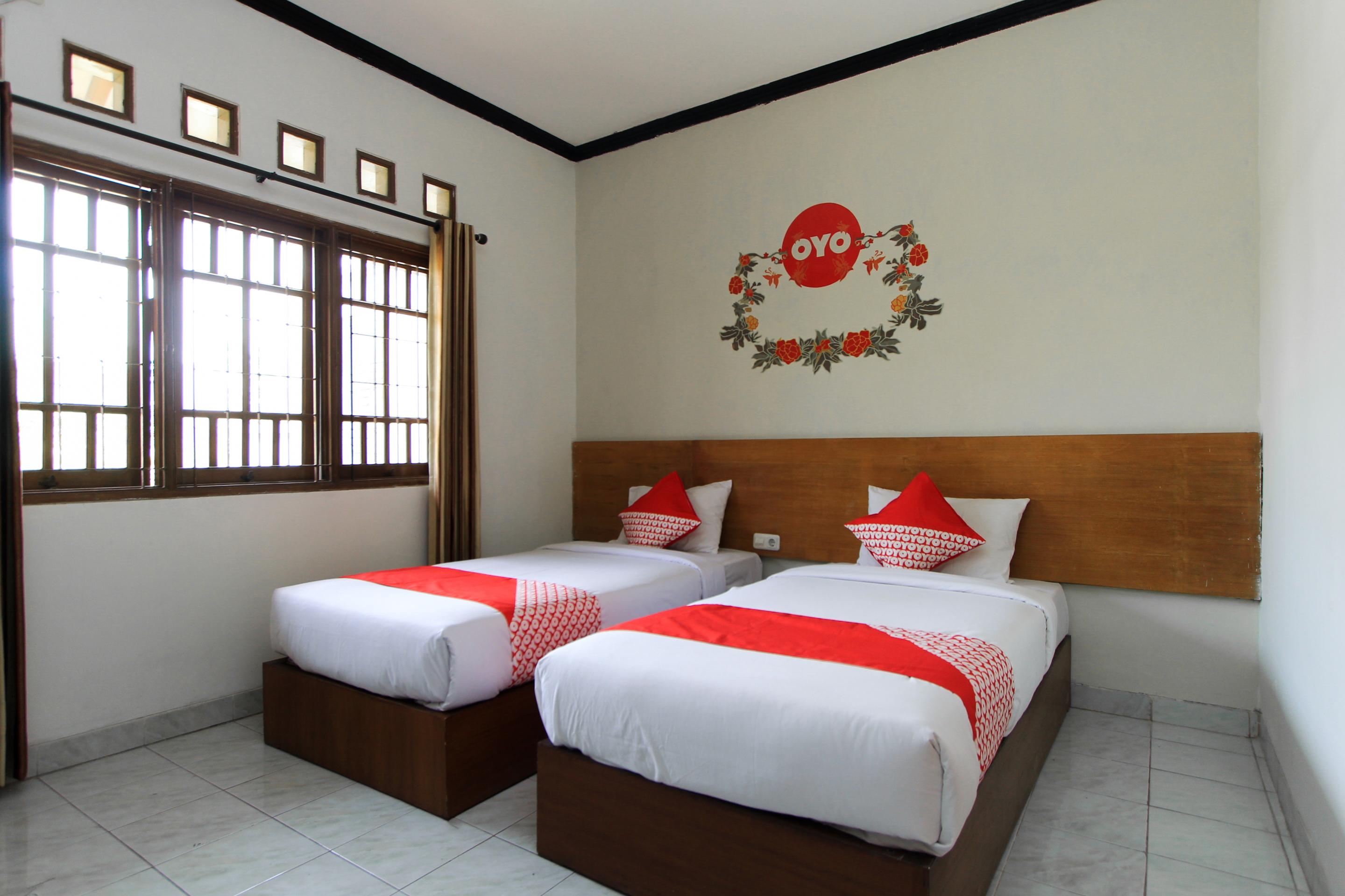 Santo Guest House Tropodo Brebek Exterior photo
